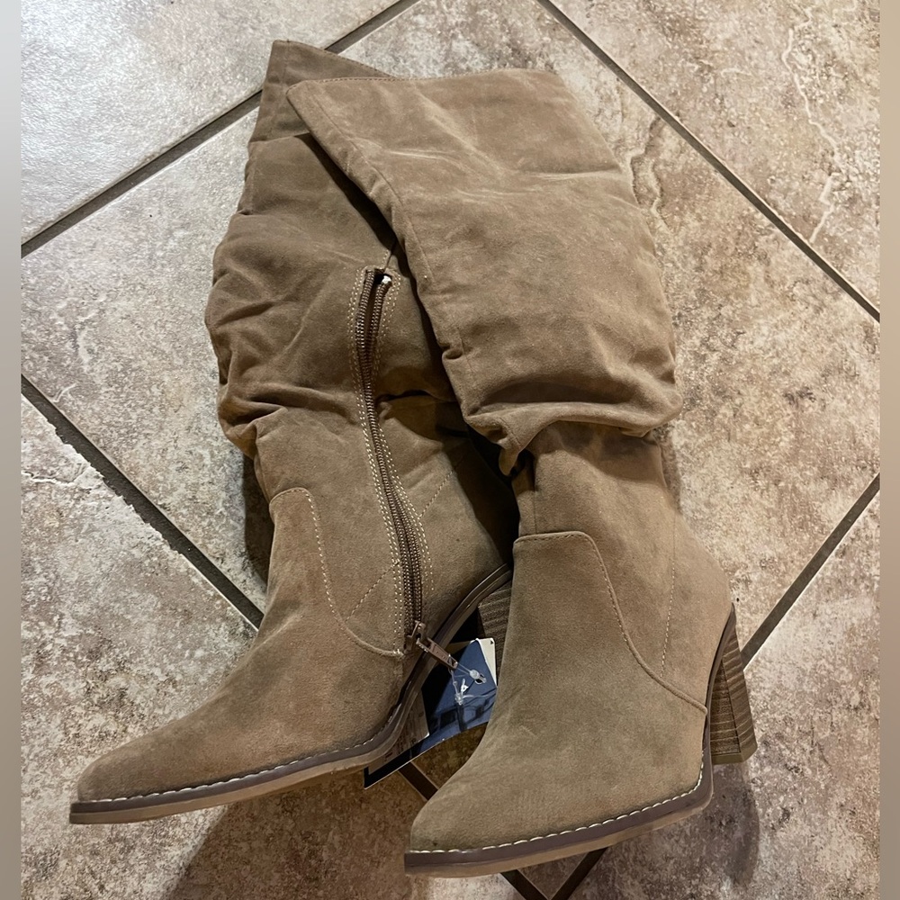 Size 7.5 Women’s universal Thread NWT